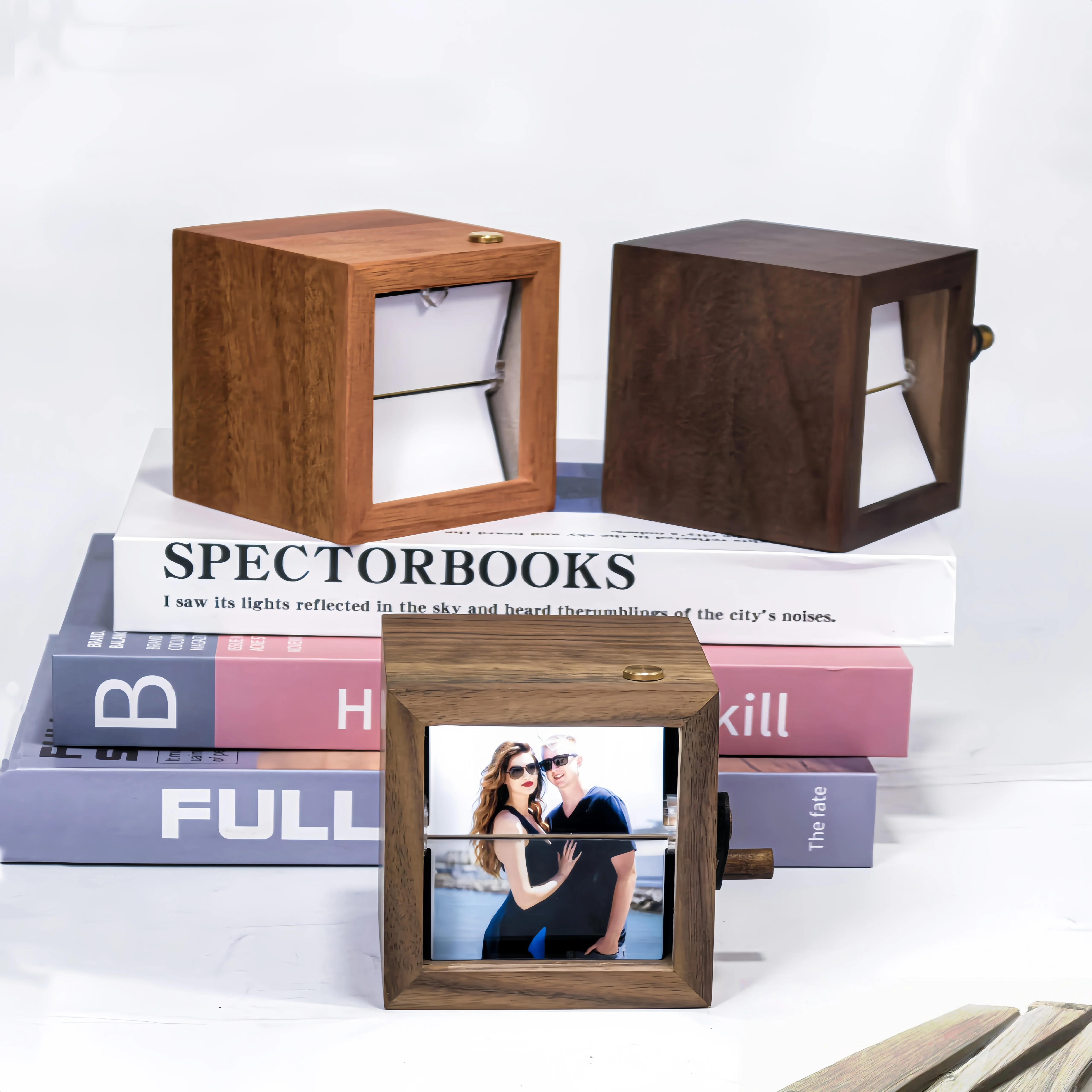 Wooden Hand-Cranked Animated Flip Book Photo Album Creative Couple Mechanical Flip Book Album in Wooden Box