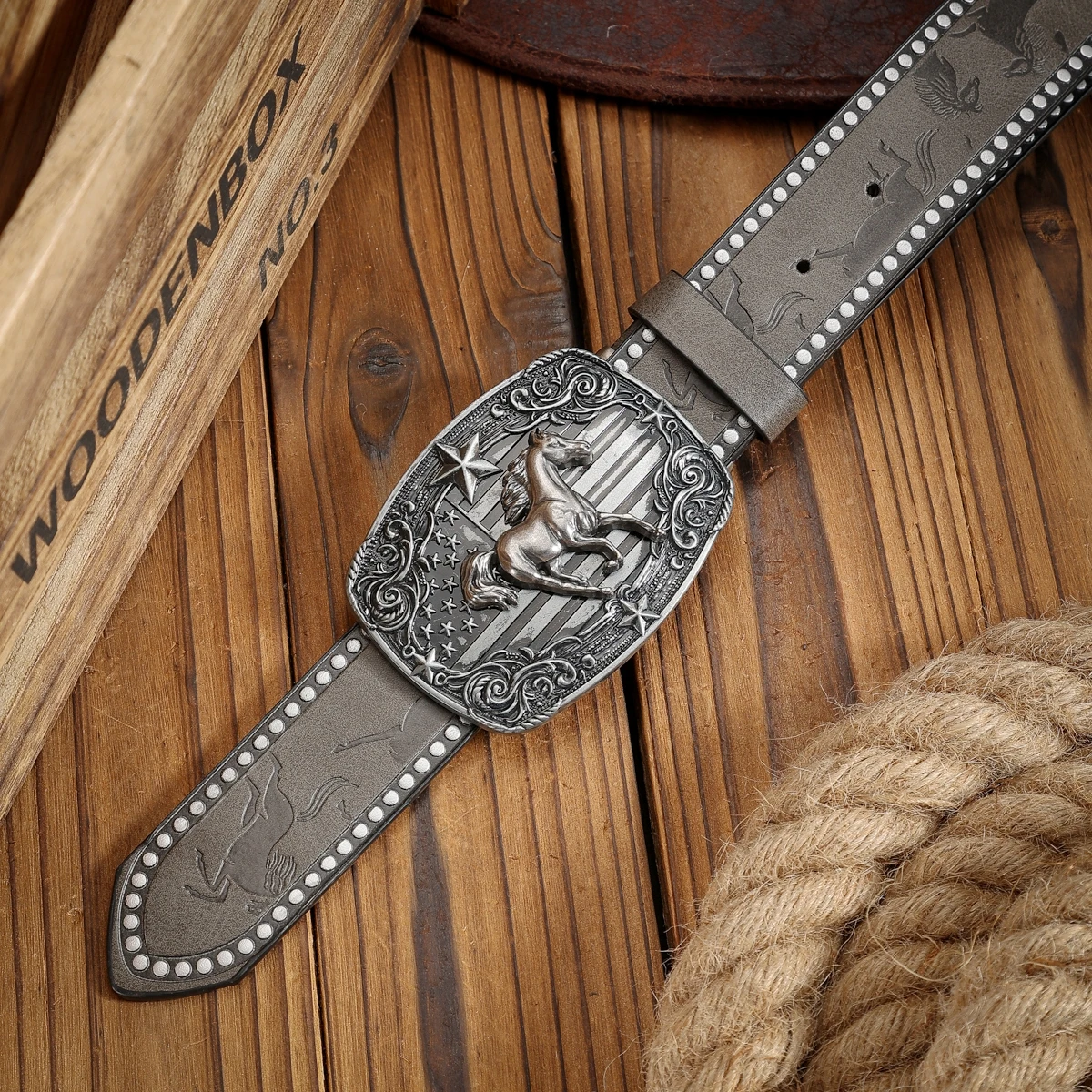 Ein PU-Gürtel im Western-Stil mit Schnallen, geeignet für Männer und Frauen, lässig und retro, perfekt für den täglichen Gebrauch. – Detail 11