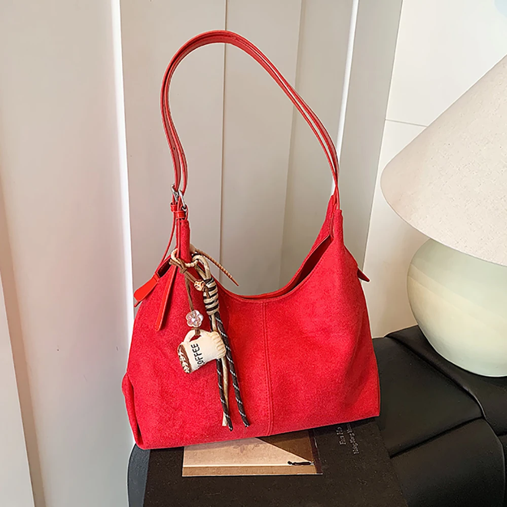 

Красная замшевая женская сумка на плечо, осенне-зимняя универсальная сумка подмышками, темпераментная дорожная сумка с персонализированной подвеской