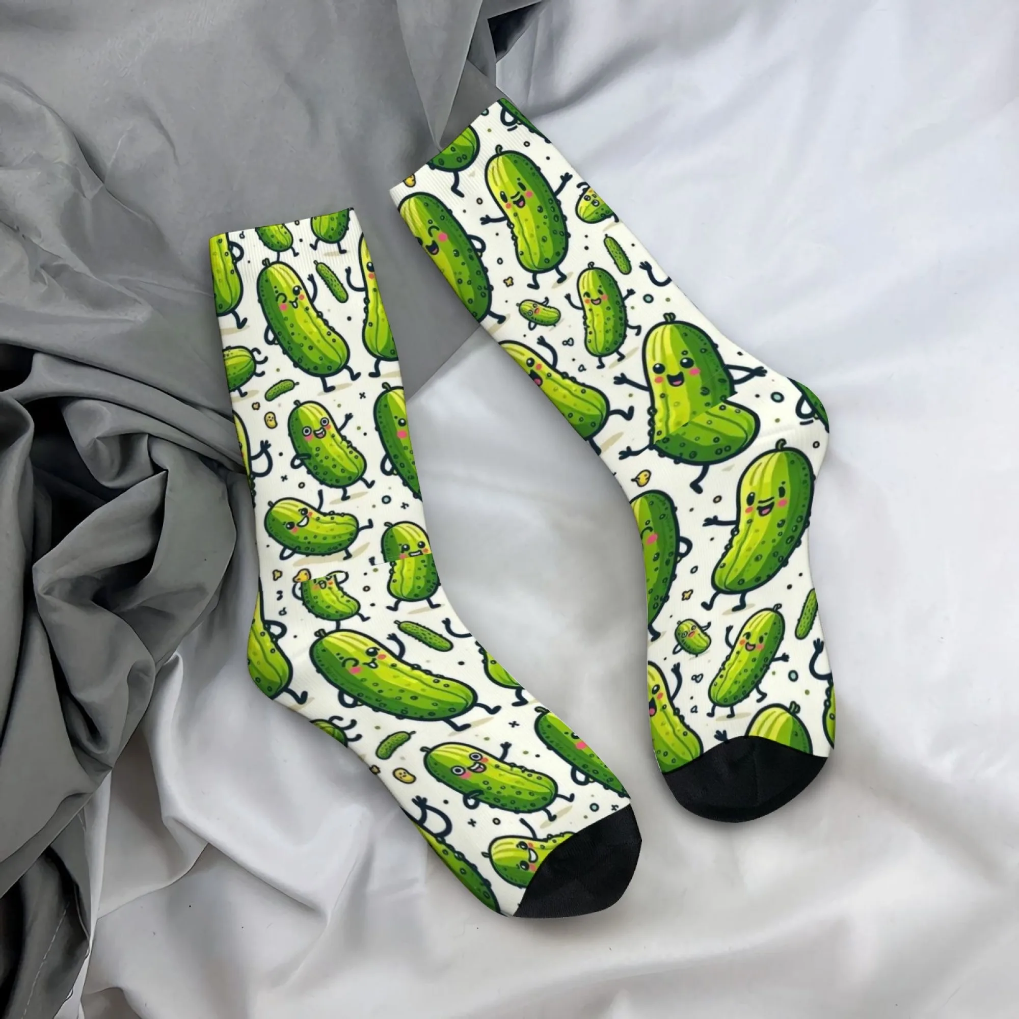 Image of Herren-Socken mit Gurken-Cartoon-Aufdruck, mittelhohe Socken, atmungsaktiv und bequem, für Outdoor-Sportarten und Freizeitkleidung, verspieltes lustiges Design