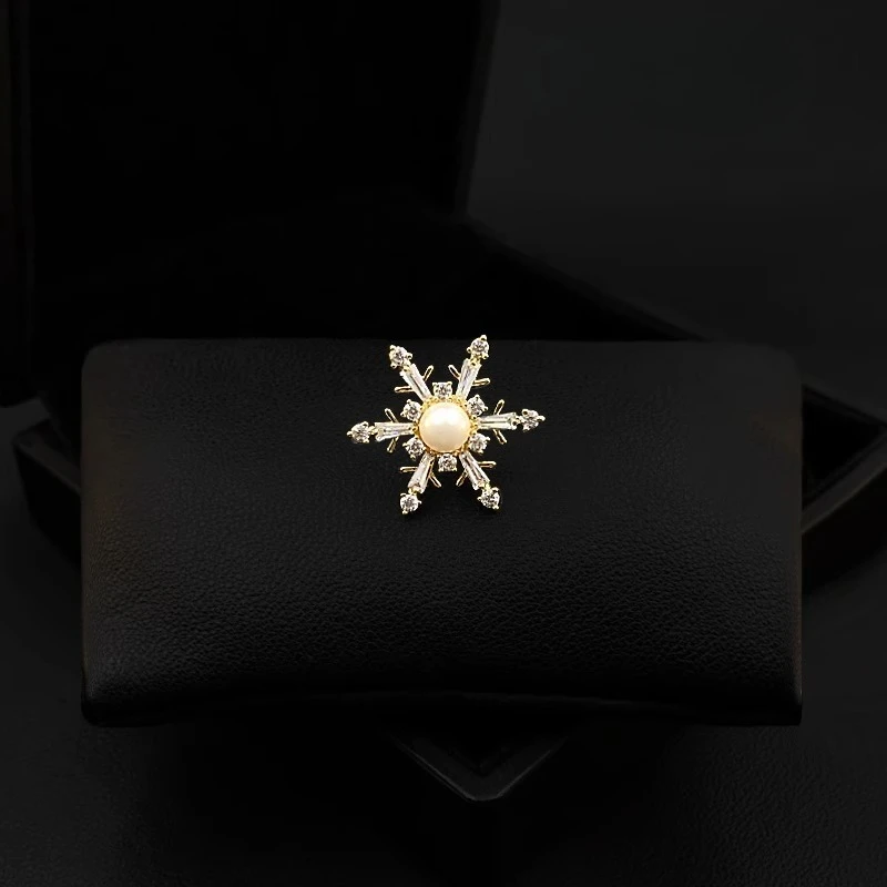 

Ice Crystal Pearl Heart Mini Snowflake Brooch for Women Suit White Flower Collar Pin Artifact Anti-Exposure Buckle Jewelry Gifts