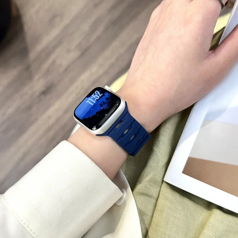 Magnetic Strap For Apple Watch Bands Ultra 2 49mm 45mm 44mm 46mm 42mm Belt Silicone Bracelet iWatch Series 11 10 8 7 6 5 4 9 SE