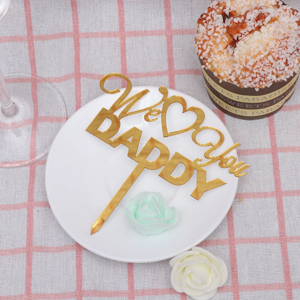 

We Love Daddy Acrylic Cake Topper Golden Creative Cupcake Picks Perfect for Father's Day Cake Decoration Party Supplies