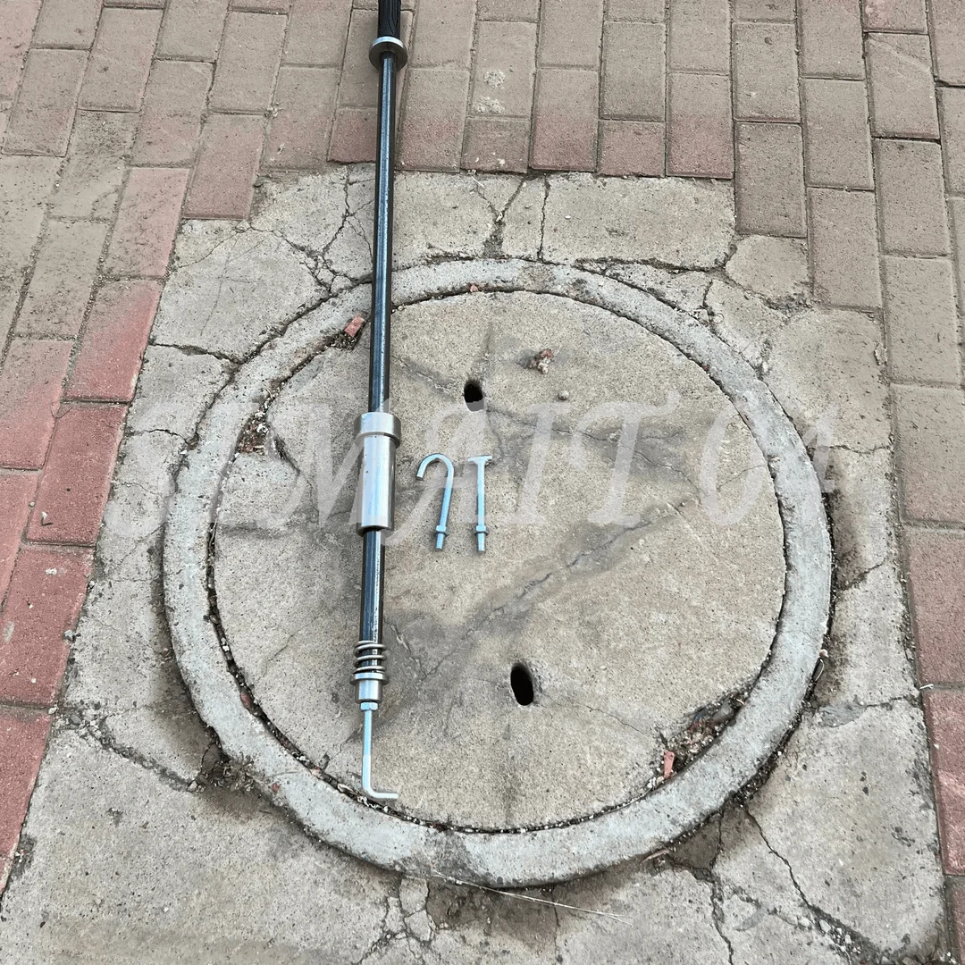 Open the manhole cover and reverse hammer open the manhole cover artifact