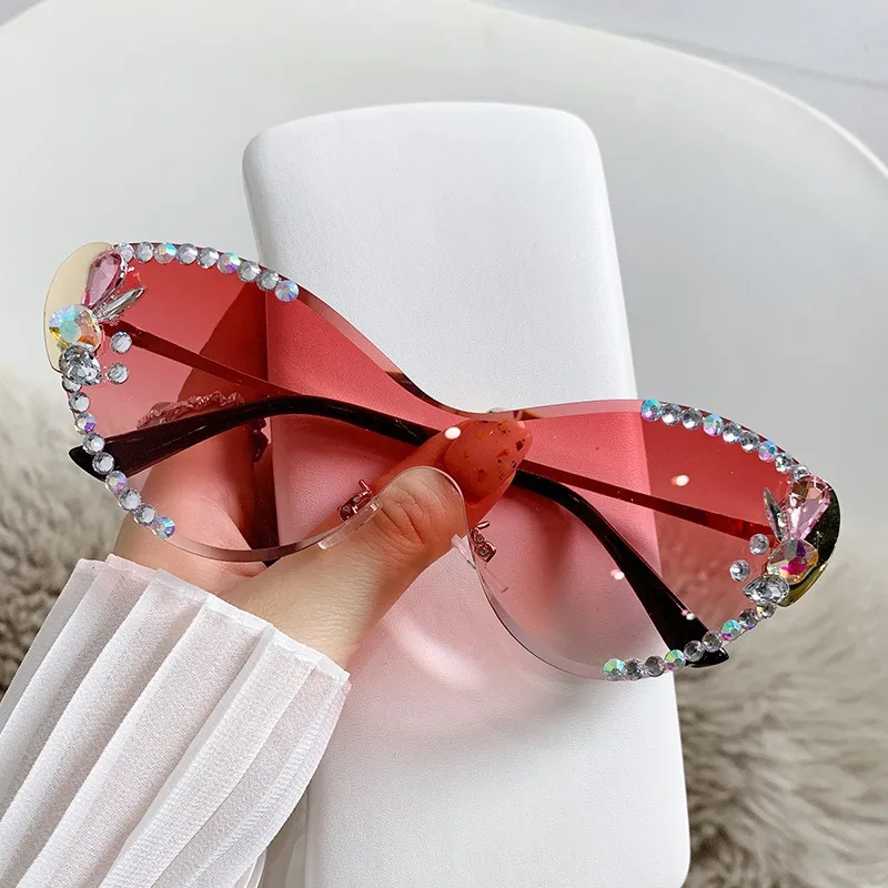 2025 New Fashionable Cat Eye Metal Inlaid Diamond Sunglasses Personalized Frameless Cutting Edge Women's Sunglasses