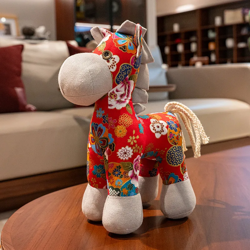 Nuevos y delicados juguetes de peluche de poni con bordado de flores, muñeco de caballo de mascota de pie, regalo de Año Nuevo 2026 para familiares y amigos