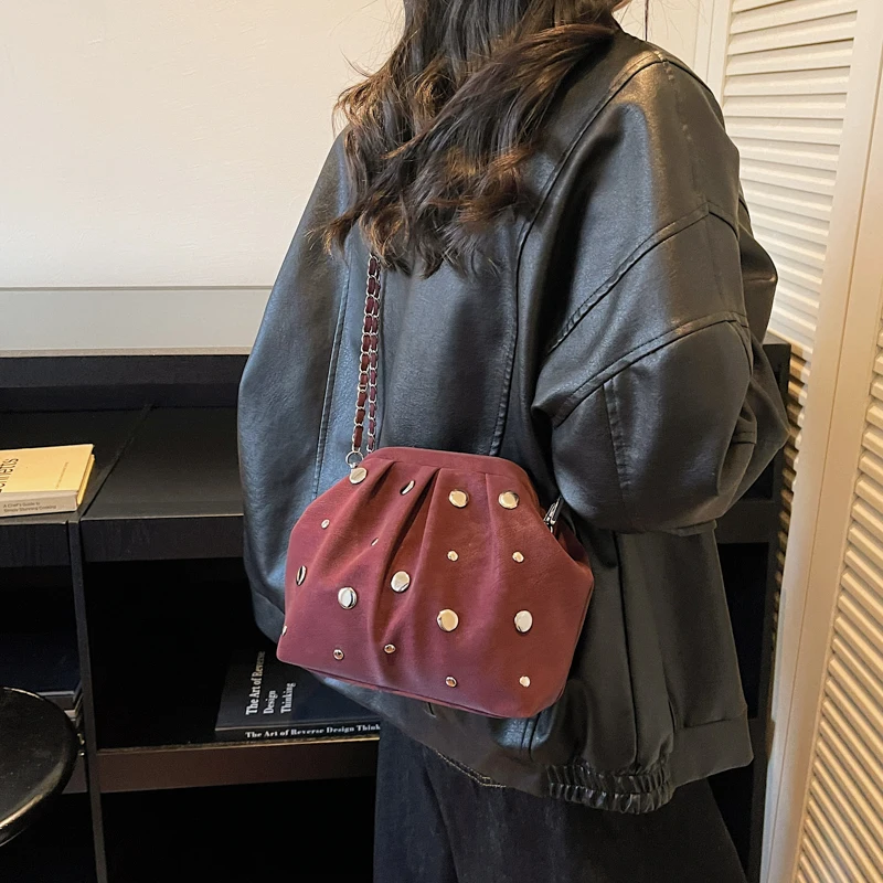LEFTSIDE Women's Puff Shoulder Bag with Silver Rivets Vintage Leather Crossbody Bag with Chain Strap Retro Purse for Daily Use
