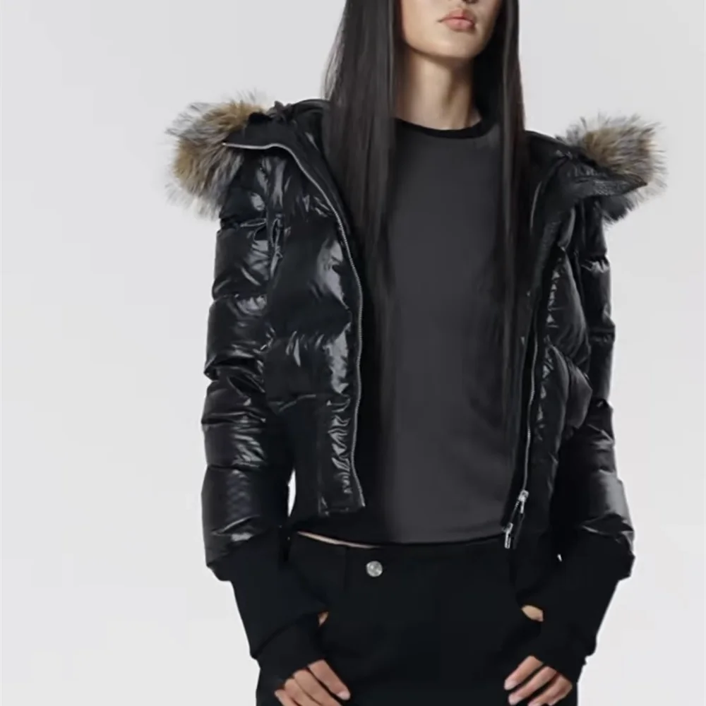 เสื้อแจ็คเก็ตขนเป็ดแบบมีฮู้ดสำหรับผู้หญิง ฤดูหนาว 2025 เคลือบ PU แต่งคอเสื้อขนสัตว์ สไตล์ y2k ใหม่ คุณภาพสูง พร้อมเสื้อกั๊กถอดได้
