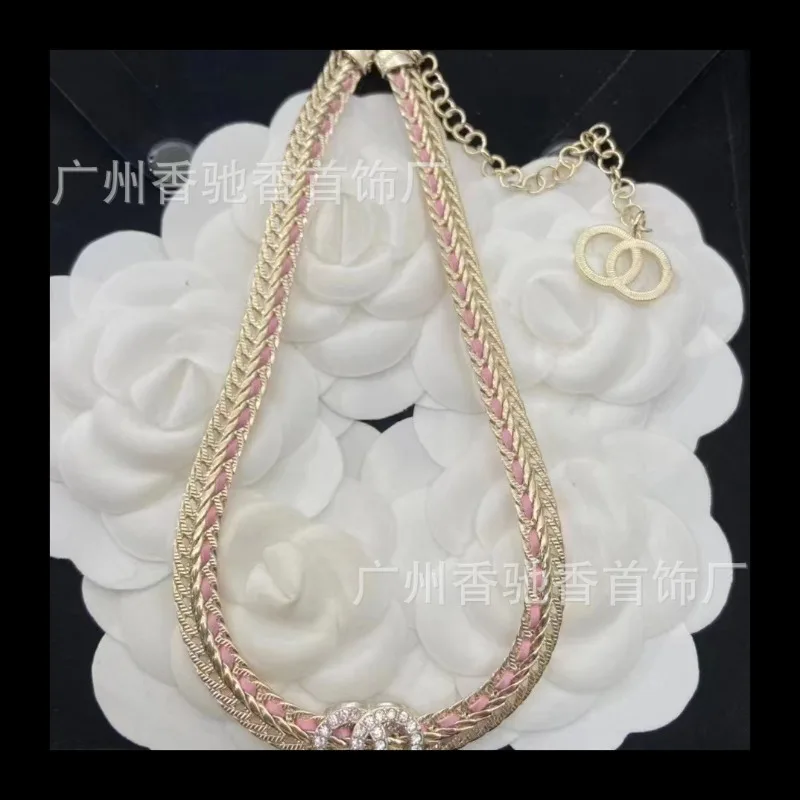 

Бабушка Сян девушка сердце розовая овчина бриллиантовая цепочка на шею сладкий и крутой универсальный маленький ароматный стиль ожерелье с буквами