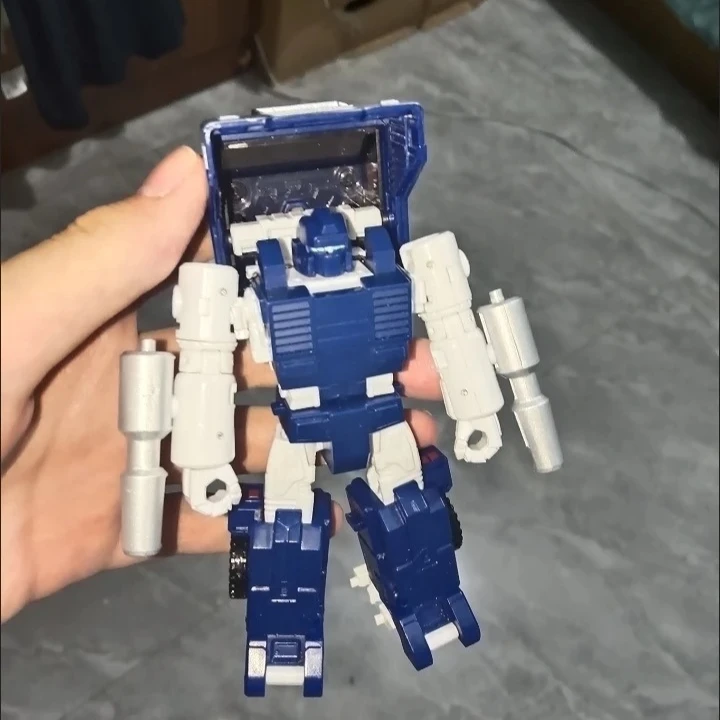 Auf Lager Hasbro Transformation Toys War for Cybertron Kingdom Deluxe Autobot Pipes Actionfiguren Roboter Anime Collection Geschenke