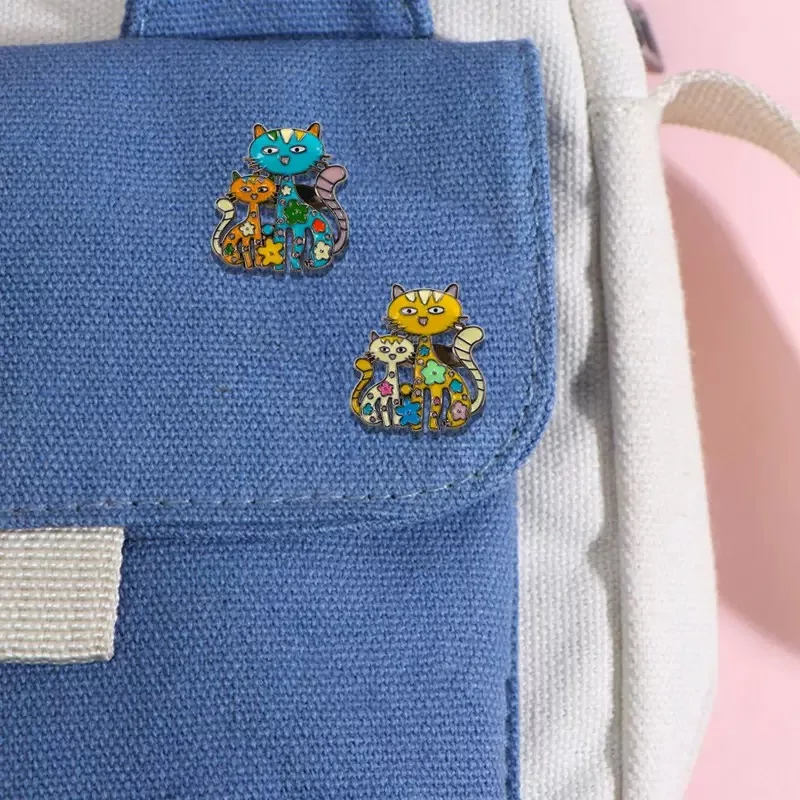 مجموعة مكونة من 4 قطع من الملابس الملونة واللطيفة على شكل قطة وقبعة وحقيبة ظهر وهدية شارة بروش