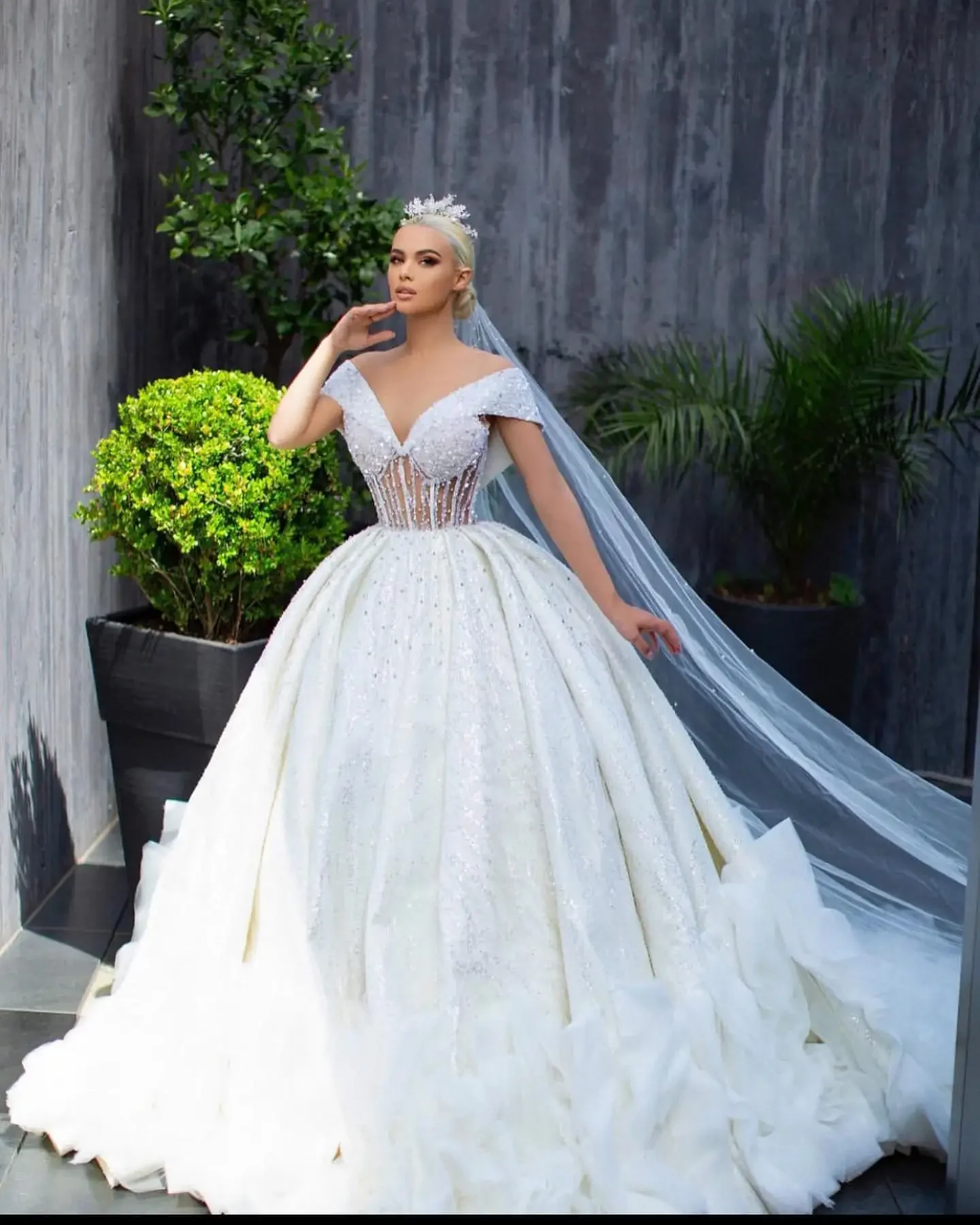 تخصيص الخامس الرقبة انظر من خلال بلورات الخرز Ballgown Vestido De Casamento عارية الذراعين العربية السعودية حديقة منتفخ فستان زفاف