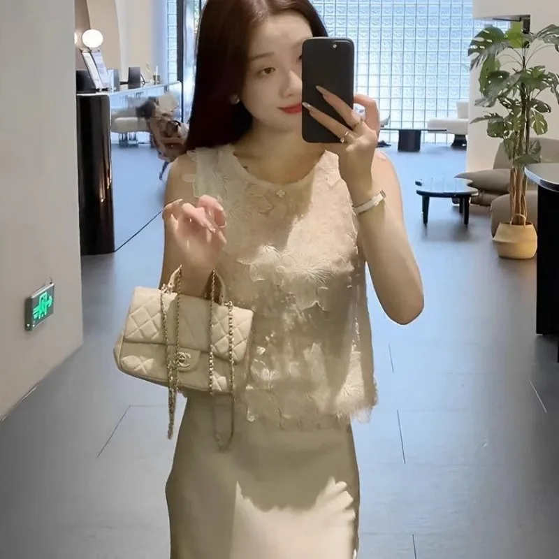 Новый высококачественный женский комплект из двух предметов с цветочной вышивкой, летний жилет без рукавов, кружевной топ + тонкий атласный костюм с юбкой-русалкой