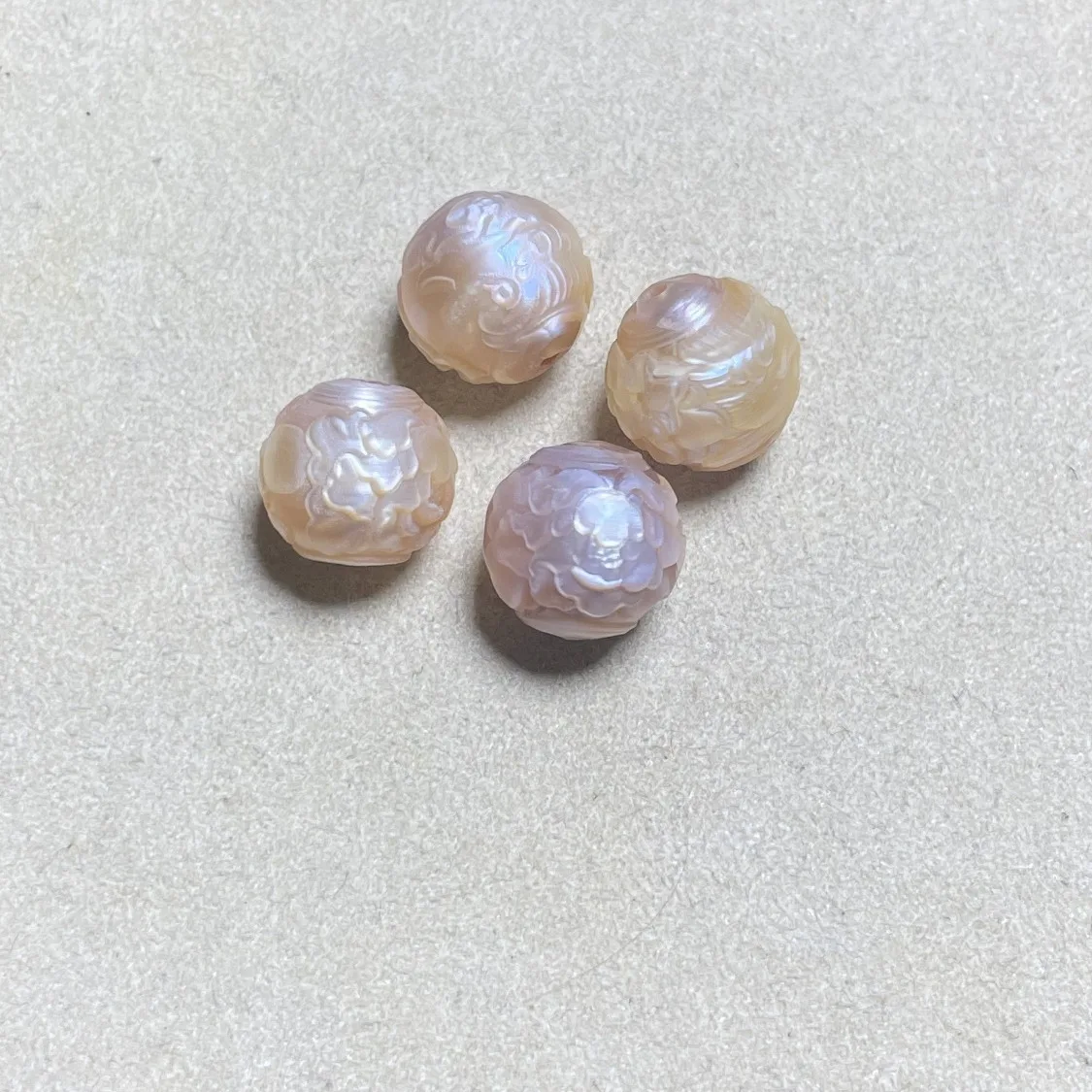 

Резная бусина из натурального жемчуга и пиона