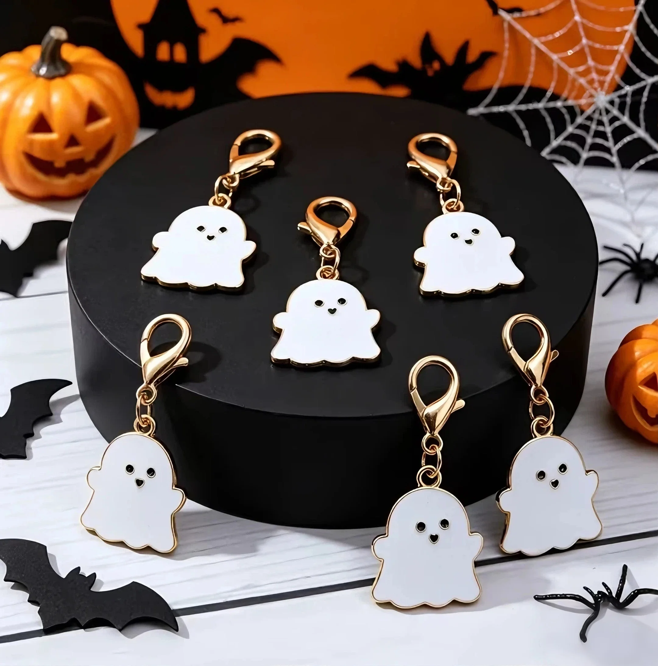 8 Stück niedliche Geister-Emaille-Schlüsselanhänger, Cartoon-Taschenanhänger, Karabinerverschluss, Schlüsselring, Halloween-Geschenk für Rucksack, Auto, Schmuckanhänger – Detail 2