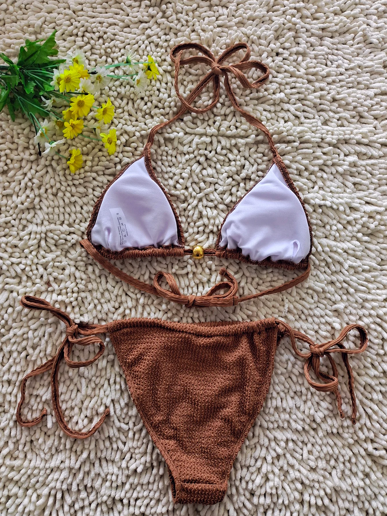 女性用ビキニ水着。セクシーなリボンタイのホルターネックツーピース水着。