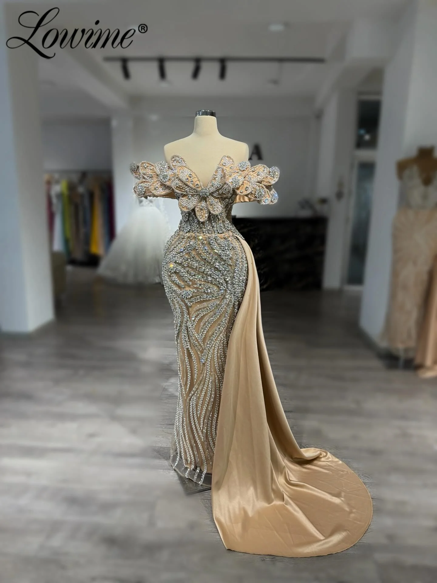 2026 الشمبانيا فساتين لحضور الحفلات الموسيقية الطويلة مع الجانب قطار بلورات مطرز فستان الحفلات العربية قبالة الكتف المرأة فساتين السهرة رداء