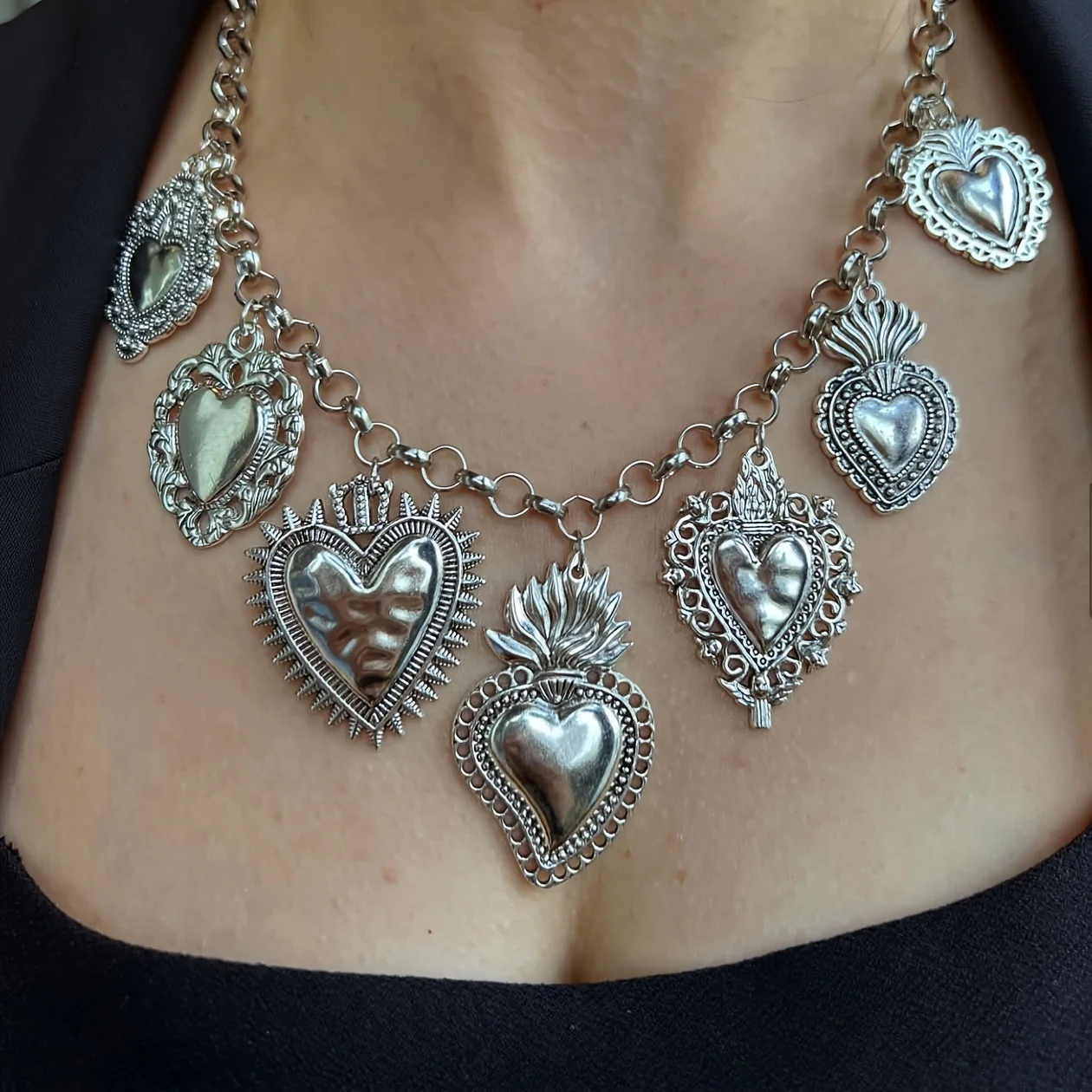 Vintage-Inspired Silvery Color Chain Necklace With Multiple Holy Heart Pendants Women's Fashion Accessory For Parties Jewelry