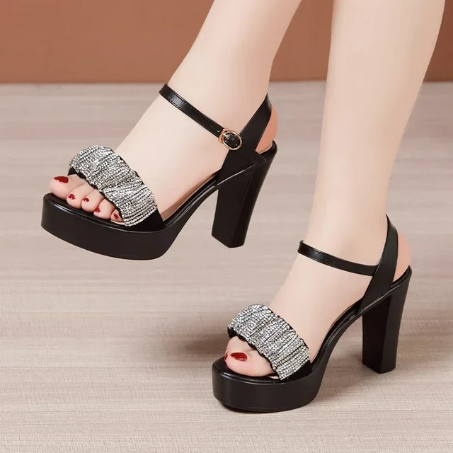 Sandals with small platform outlet