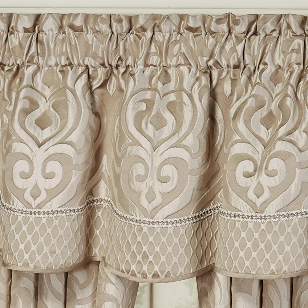 traitements de fenêtre de luxe en sable neutre et beige avec médaillons à défilement texturés en jacquard