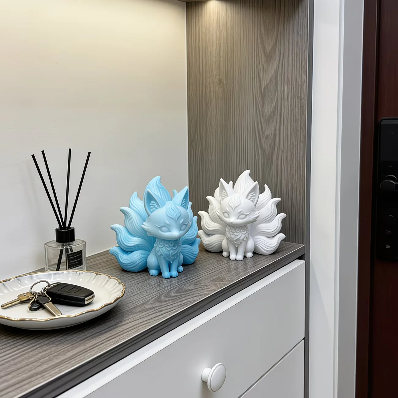 Mini Nine-Tailed Fox Desk Figure - Cute Chibi Nine-Tailed Fox Statue Suitable for / Decor, Plastic Anime Decoration for Desk
