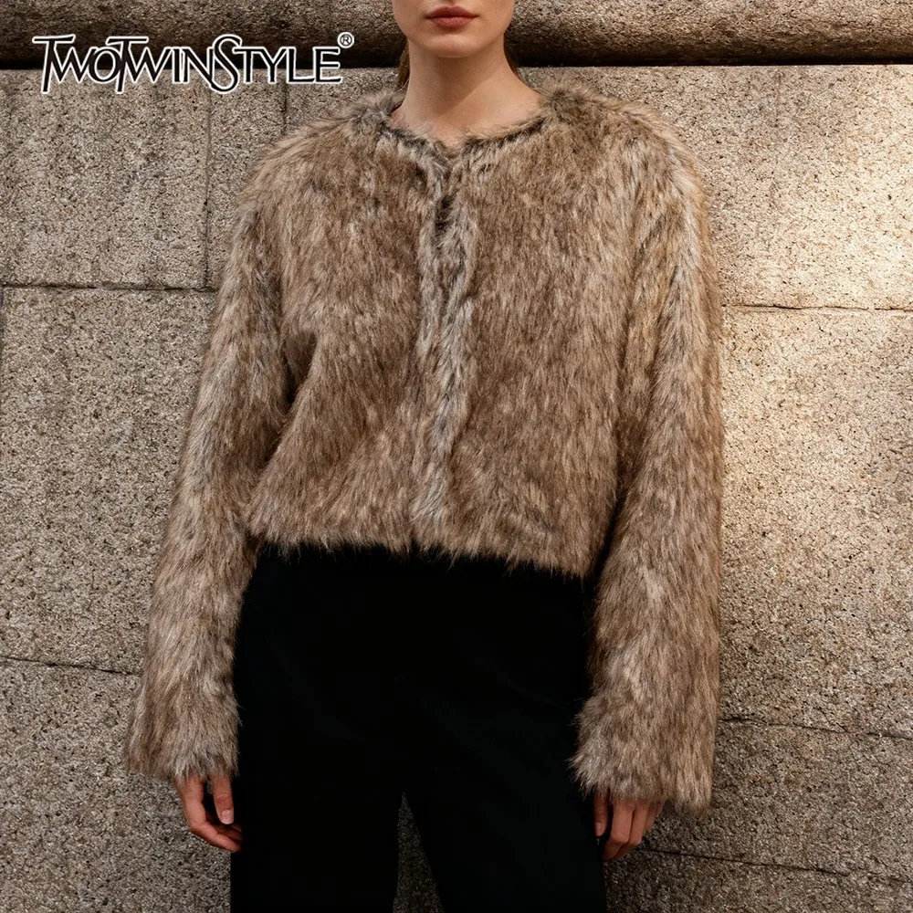

TWOTWINSTYLE Роскошные пушистые мягкие пальто для женщин, лоскутные меховые кардиганы с круглым вырезом и длинными рукавами, женский зимний модный стиль