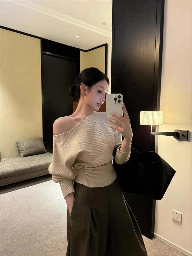 Elegant Oblique Collar Design off-the-Shoulder Long sleeve Sweater Women Winter New Fashionable Personali Pleat Waist Huggi...