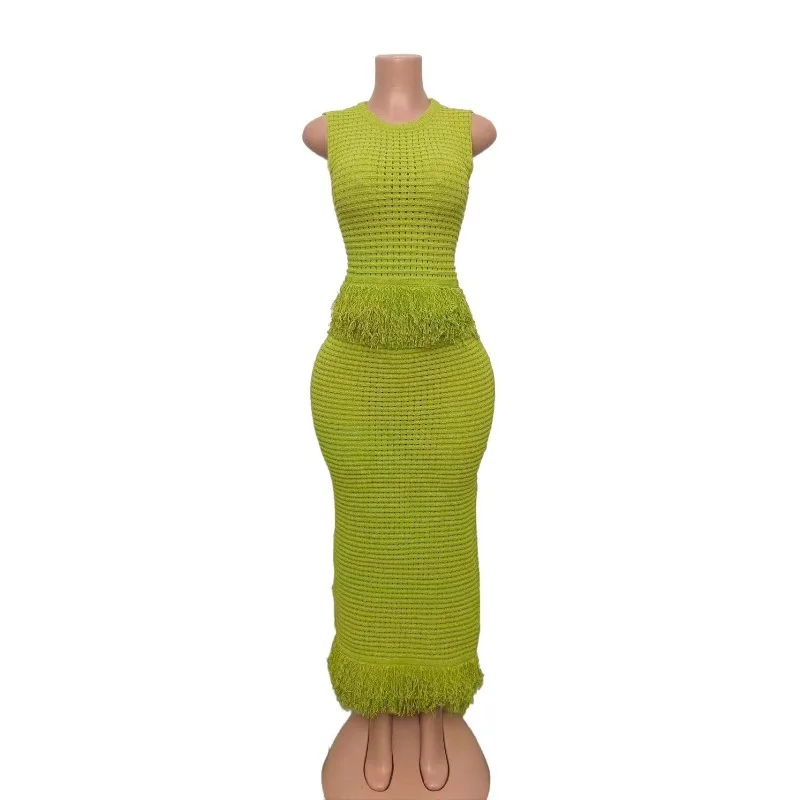 Sommer Strand Häkel-Strick 2-teiliges Set für Damen: Ärmelloses Oberteil mit hohem Kragen und Quasten-Bodycon-Maxirock als Strandkleid – Detail 7