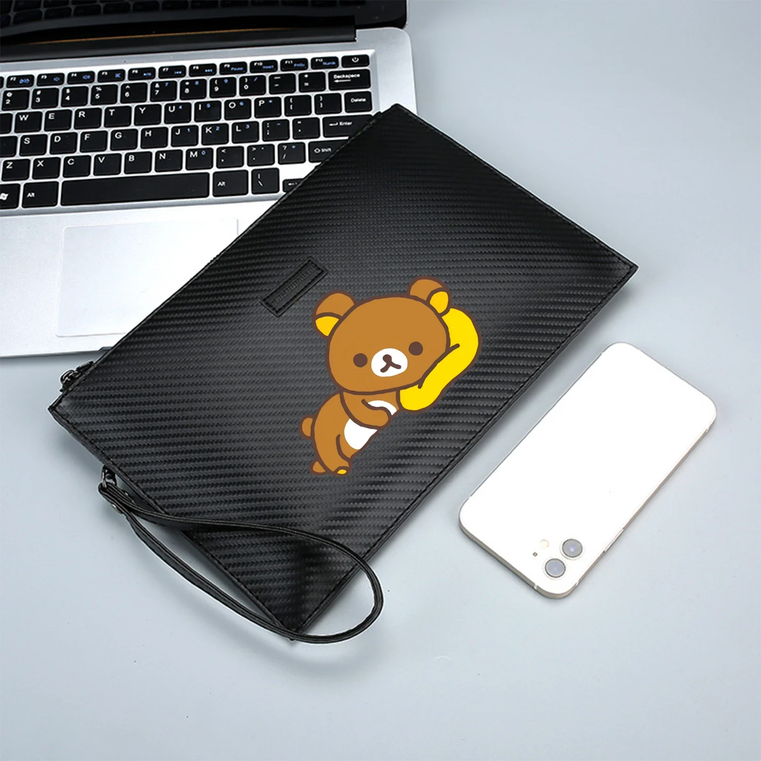 الدب البني ينام على وسادة صفراء حقيبة يد رجالية أنيقة مطبوعة من البولي يوريثان عصرية وعملية للحمل اليومي