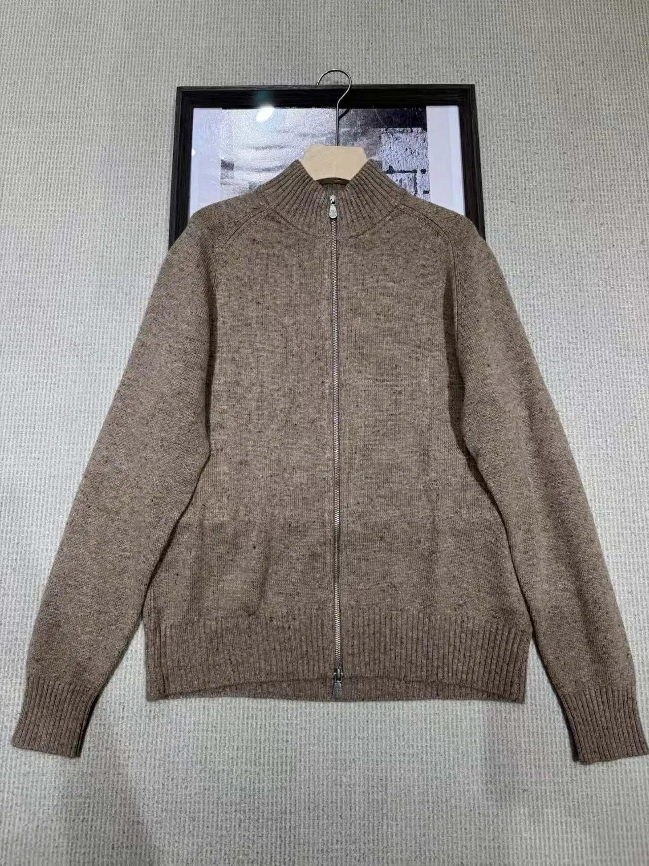 เสื้อสเวตเตอร์แคชเมียร์ผู้ชายแบบใหม่ปี 2025 คอปกตั้ง พร้อมลายดอกไม้ถักแบบคาร์ดิแกน เนื้อหนา อุ่น