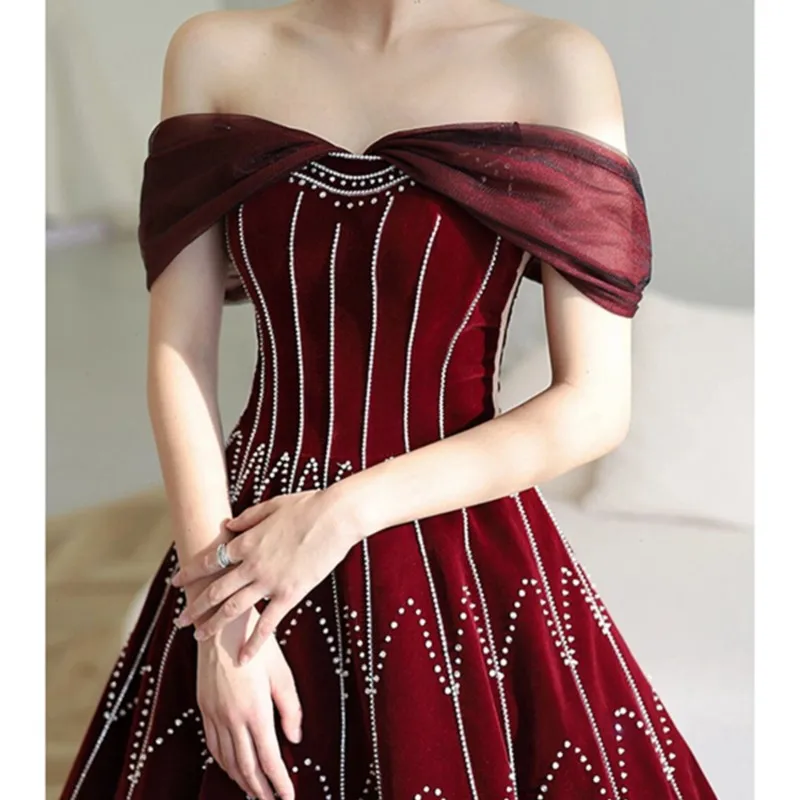 Burgundy banquet piano performance one-shoulder toasting dress