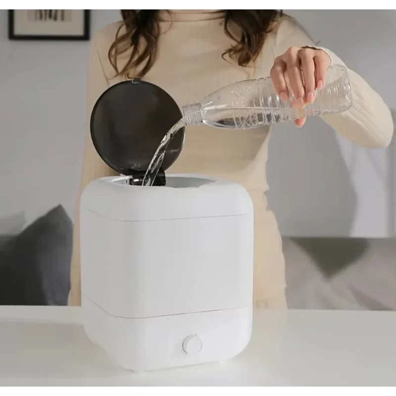 The mini washing machine is loaded on the top of the mini washing machine, which is convenient, practical and durable.