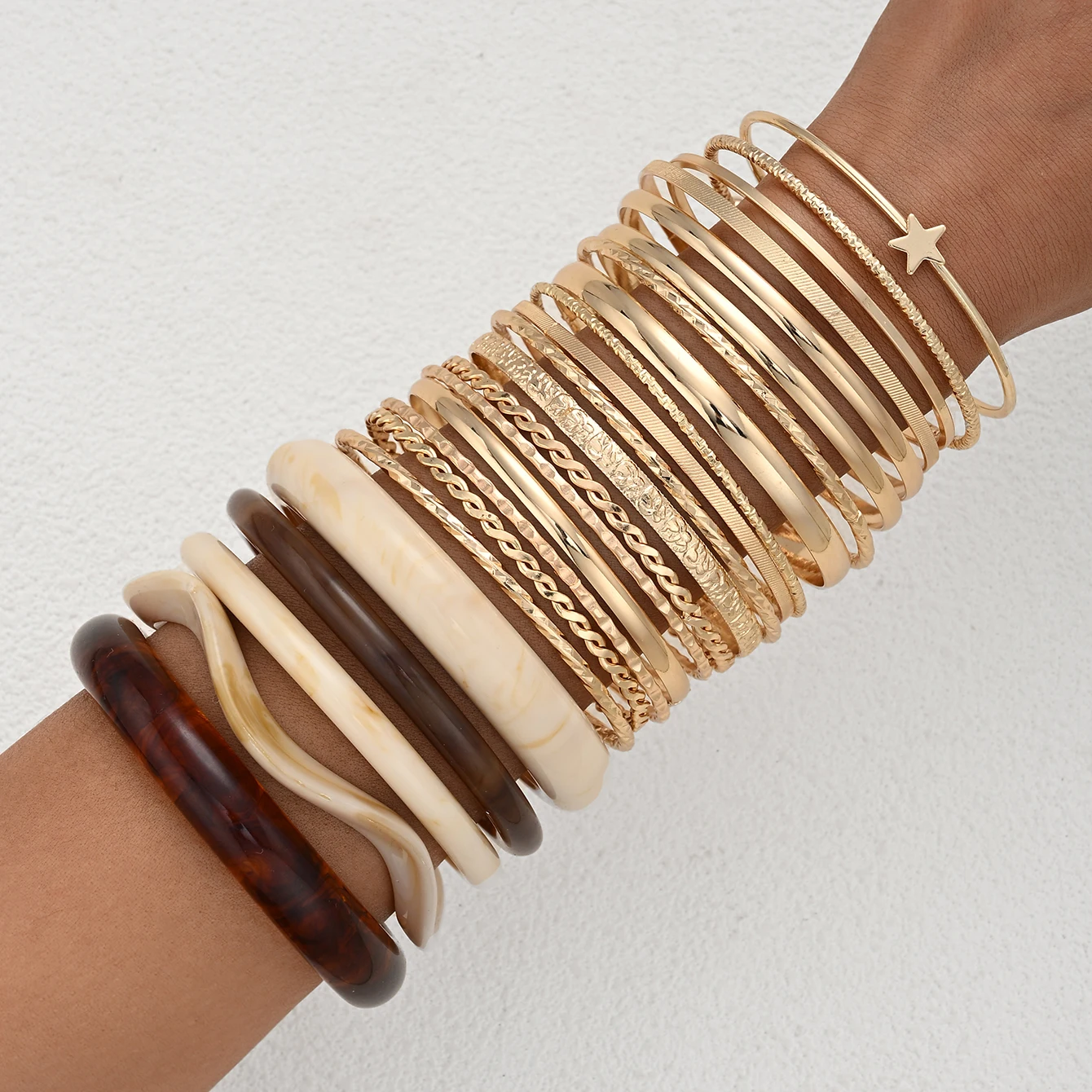 23-teiliges Goldfarbenes Geometrisches Strukturiertes Armreif-Set für Frauen Vintage Elegante Minimalistische Glatte Stern-Harz-Armbänder Schmuck