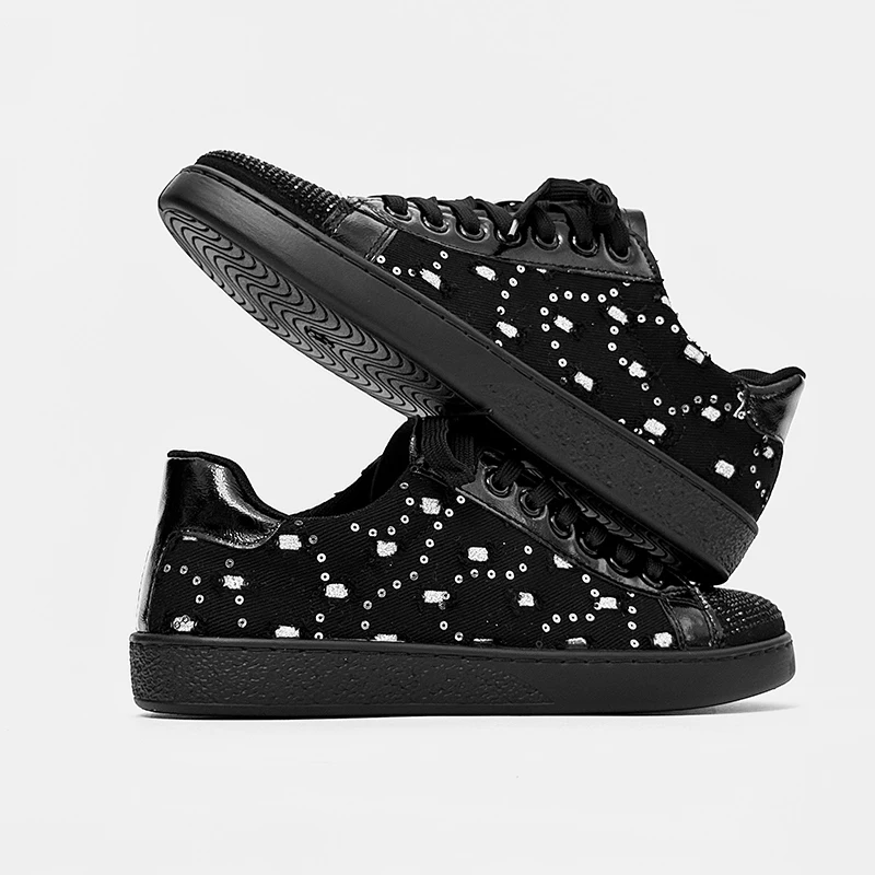 حذاء رياضي أبيض ML، شاب محفور، حذاء رياضي بنعل ناعم وجيد التهوية