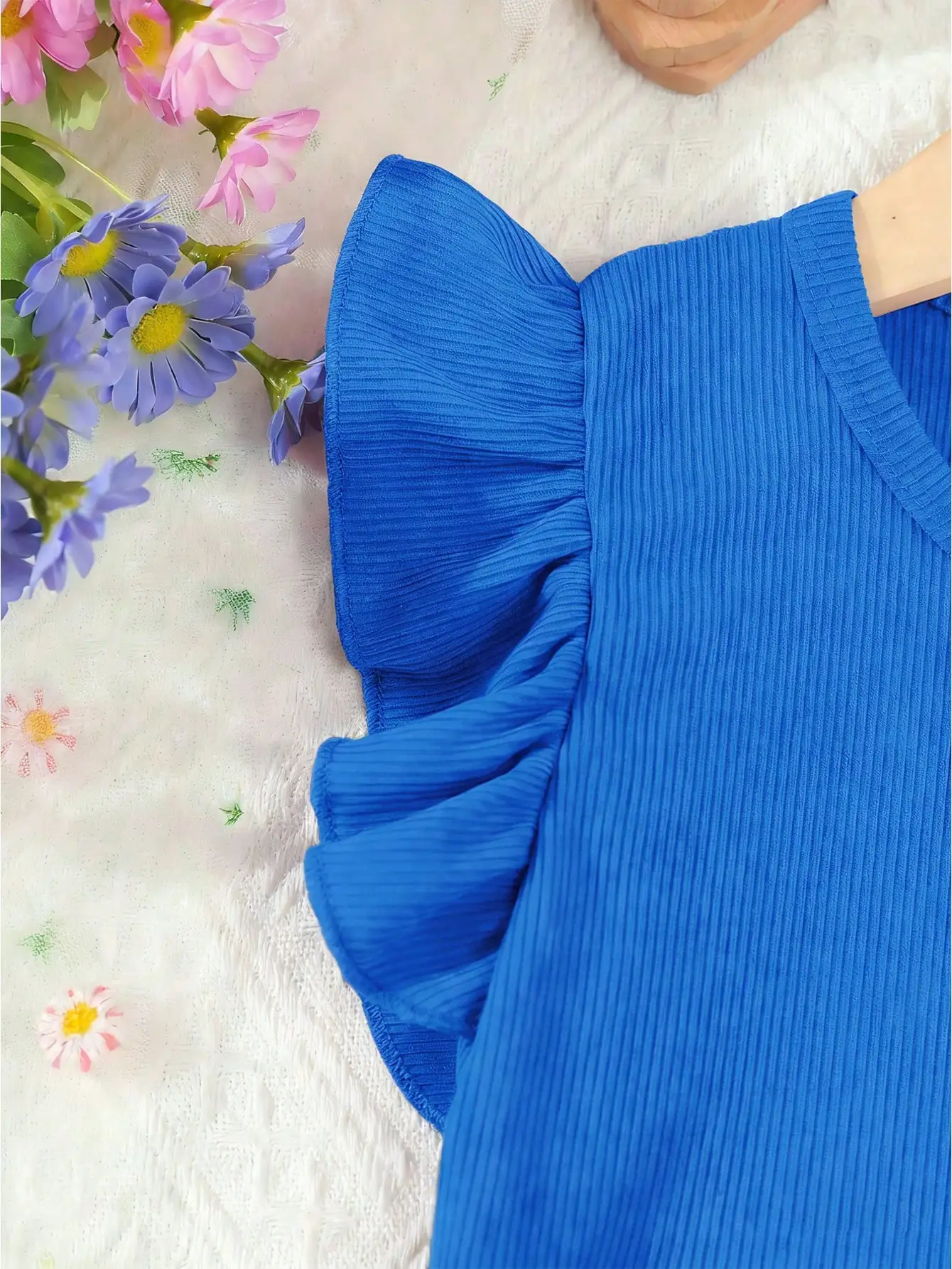 Sommerliches Mädchenkleid im Sommerstil, ärmellos, mit Rundhalsausschnitt, bedruckt, süßes Outfit mit fliegenden Ärmeln und Gürtel, Rosa – Detail 23