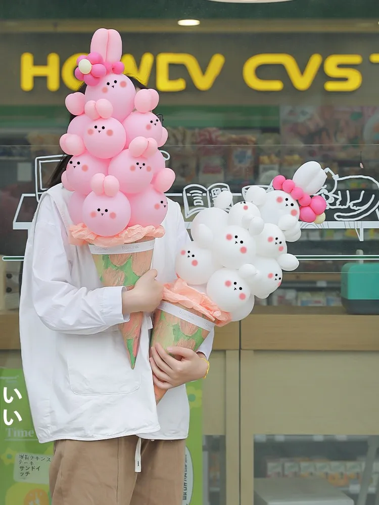 

Набор материалов для уличной торговли: воздушные шары в виде мороженого, конусов и мультяшных персонажей для праздничных мероприятий