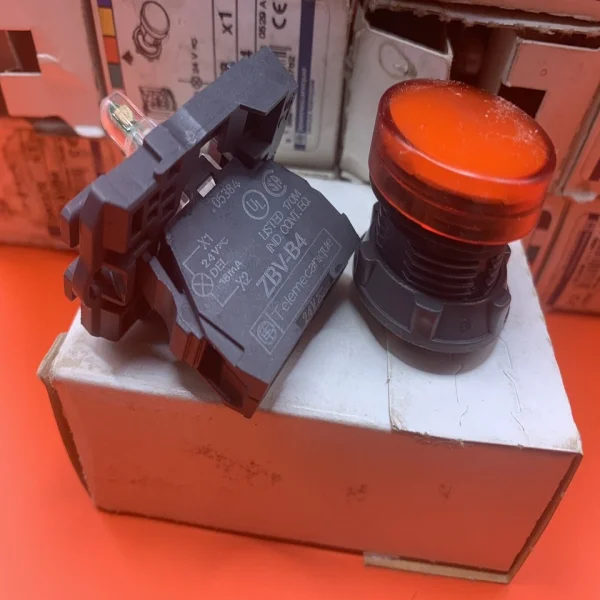 

Xb5avb4 Пилотный светильник 24 В Красный светодиод (никеровый), новый оригинальный точечный светильник Plc