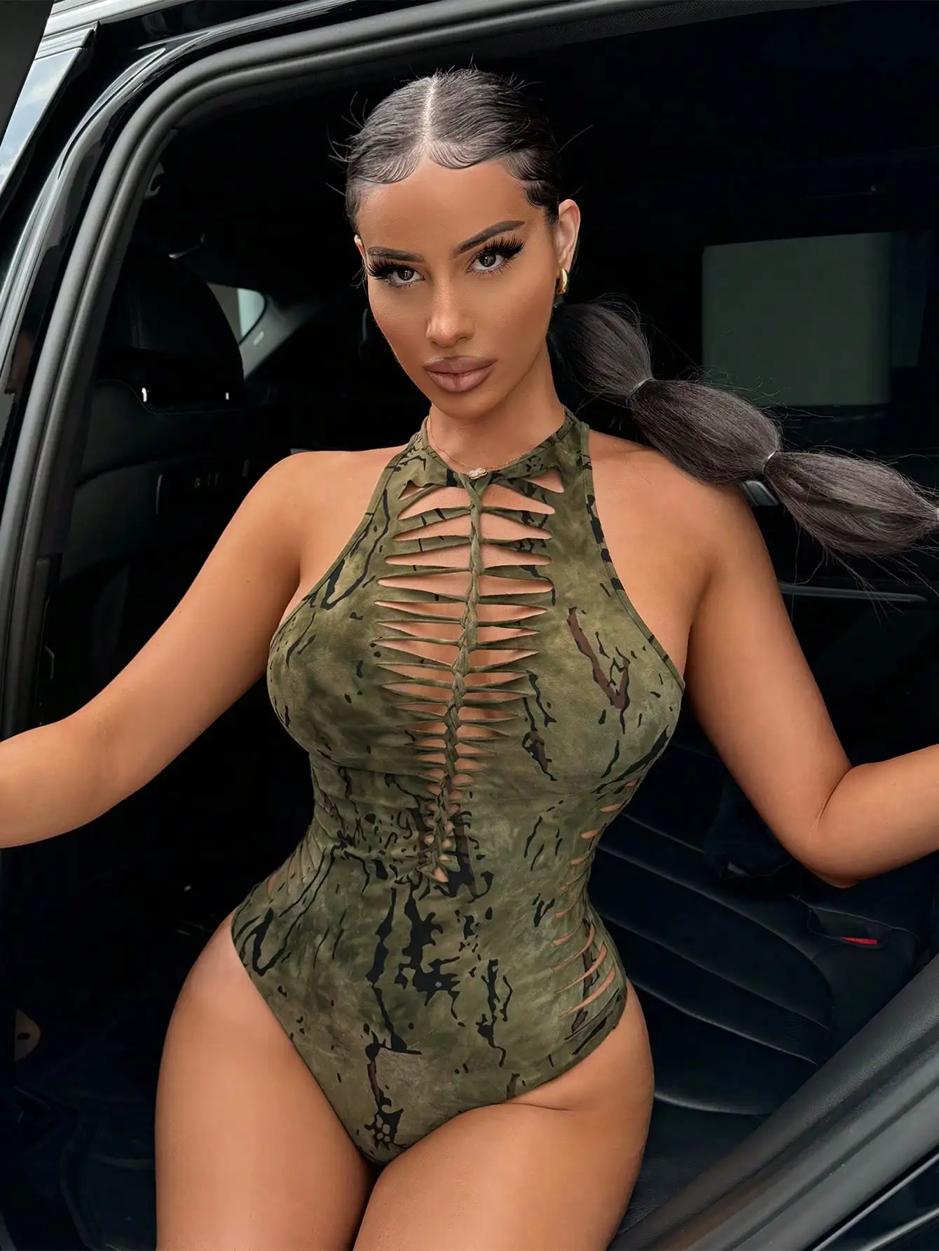 

Камуфляжный боди с вырезами, воротником-халтер и шнуровкой спереди