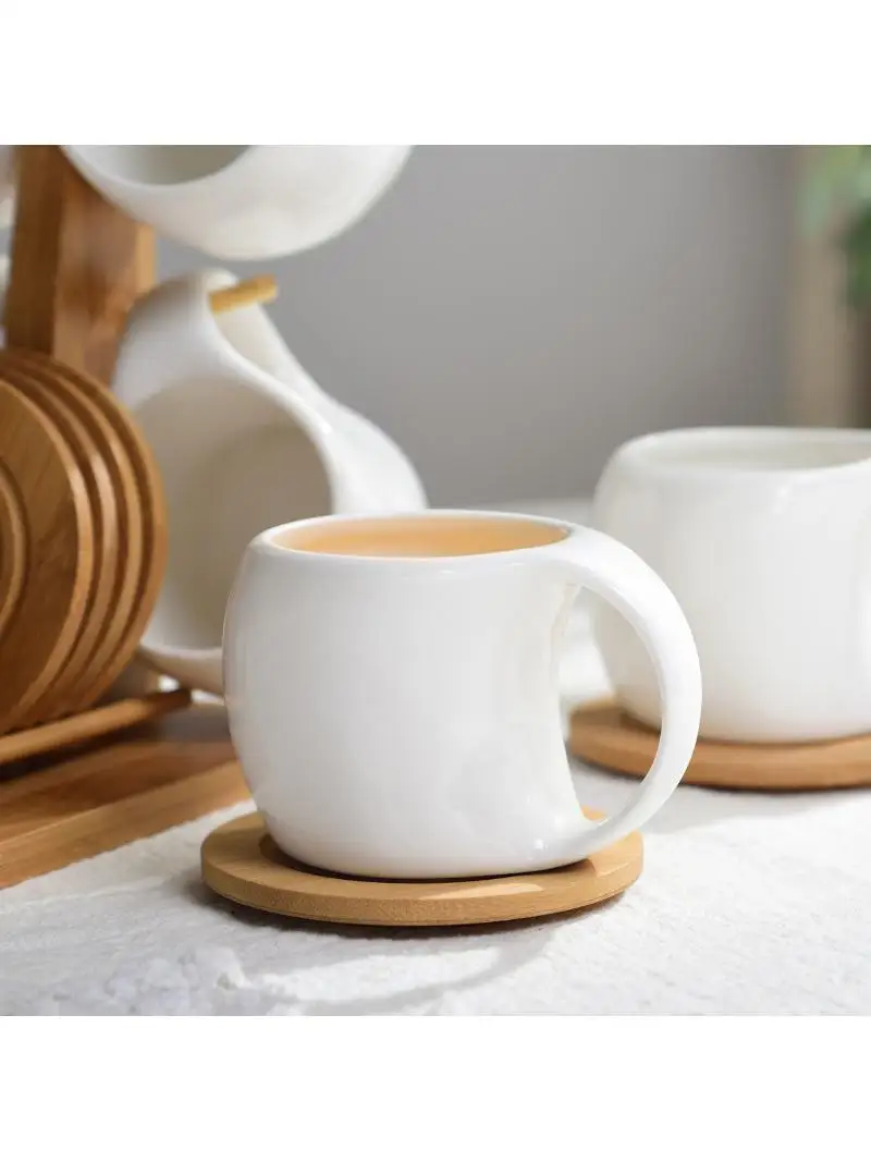 

Простой набор кофейных чашек и тарелок Cerc. Термостойкая бамбуковая подставка. Набор из 6 предметов. В комплект посуды с ковриком для чашки и подстаканником.