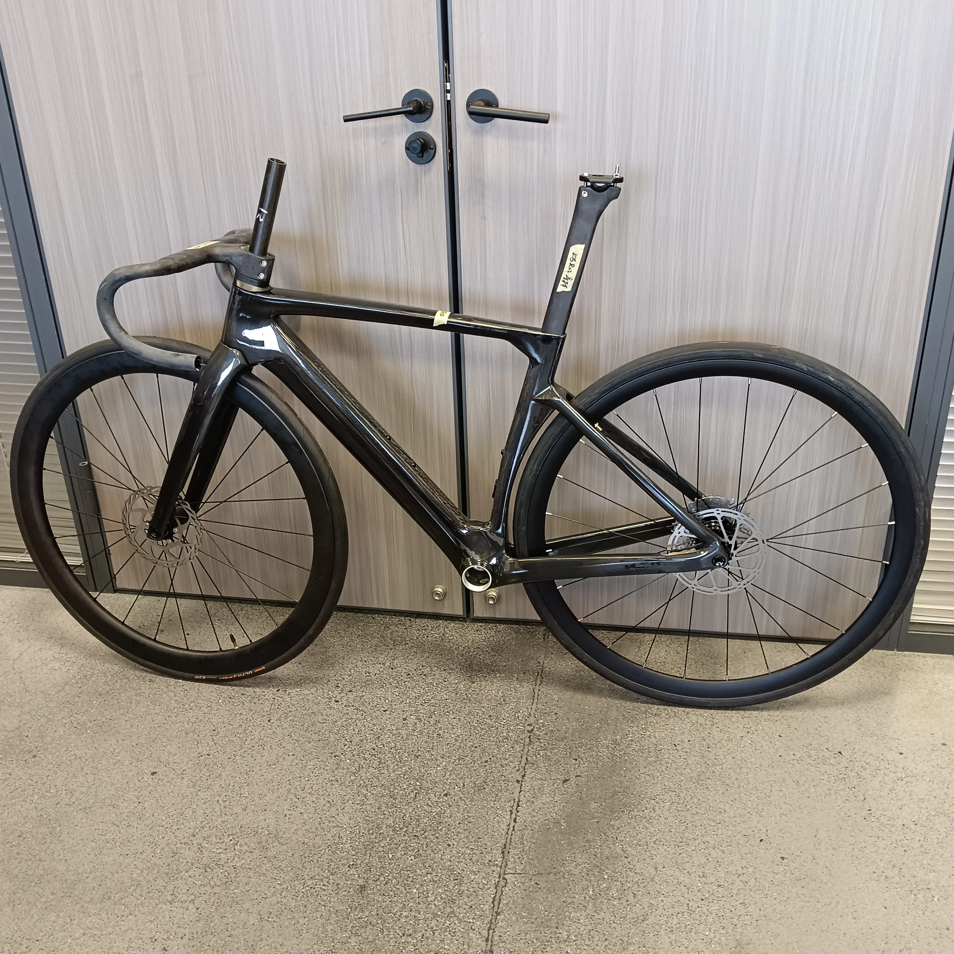 

Full T1000 HMC Carbon Fiber Aero Bike Frameset in Full Internal Rounting Cable Lines with Intergrated handlebar togetheonly 820g