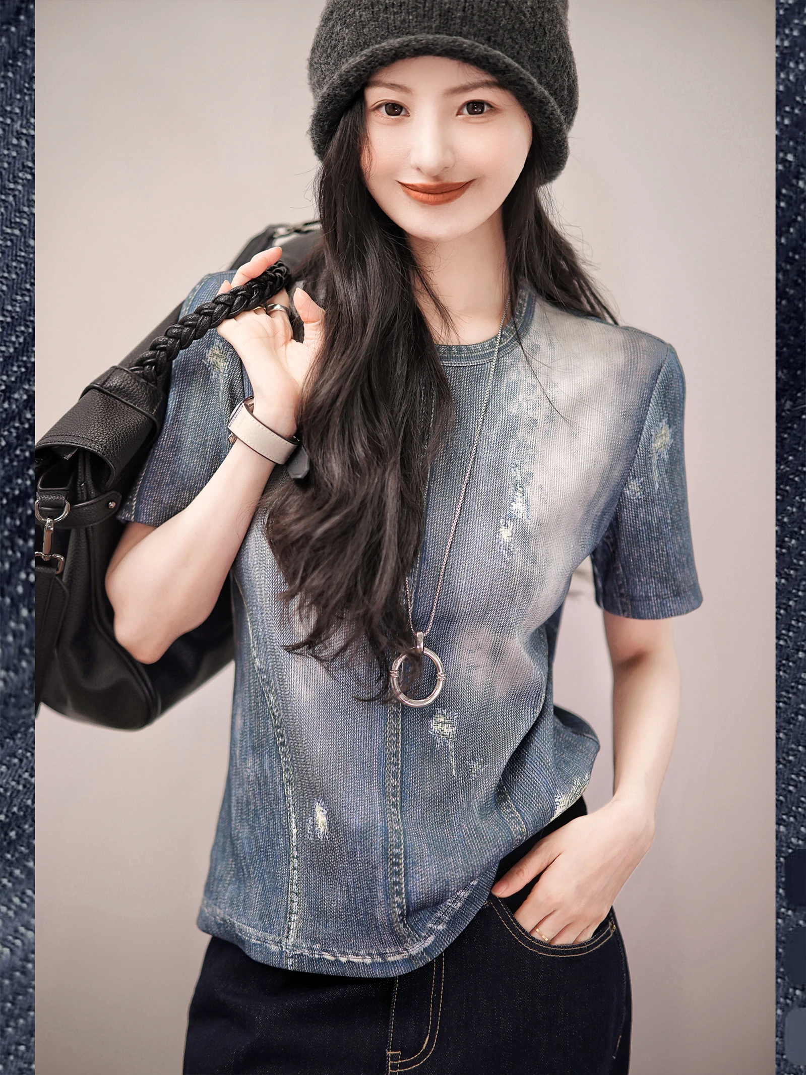 

Модная футболка с принтом под джинсую ткань Millennium, Zhao Daxi, для повседневной носки, из смесового хлопка, с коротким рукавом, круглым вырезом, стандартного кроя.