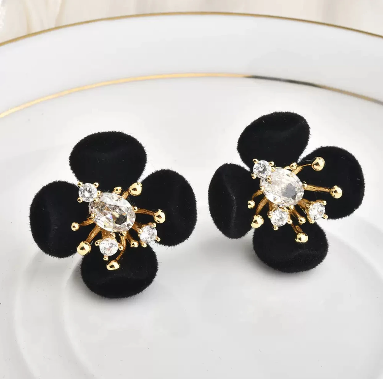 [Sweet] 2025 Autumn and Winter New Retro Wine Red Velvet Floral Earrings Super Shiny Zirconium Plated Unique Design Elegant