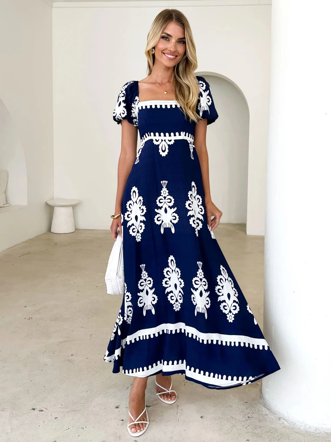 ชุดเดรสพิมพ์ลายสไตล์ยุโรปและอเมริกาสำหรับวันหยุดพักผ่อนฤดูใบไม้ร่วงปี 2025 ชุดเดรสคลุมไหล่ลายพิมพ์สำหรับผู้หญิง ชุดลำลองพิมพ์ลาย