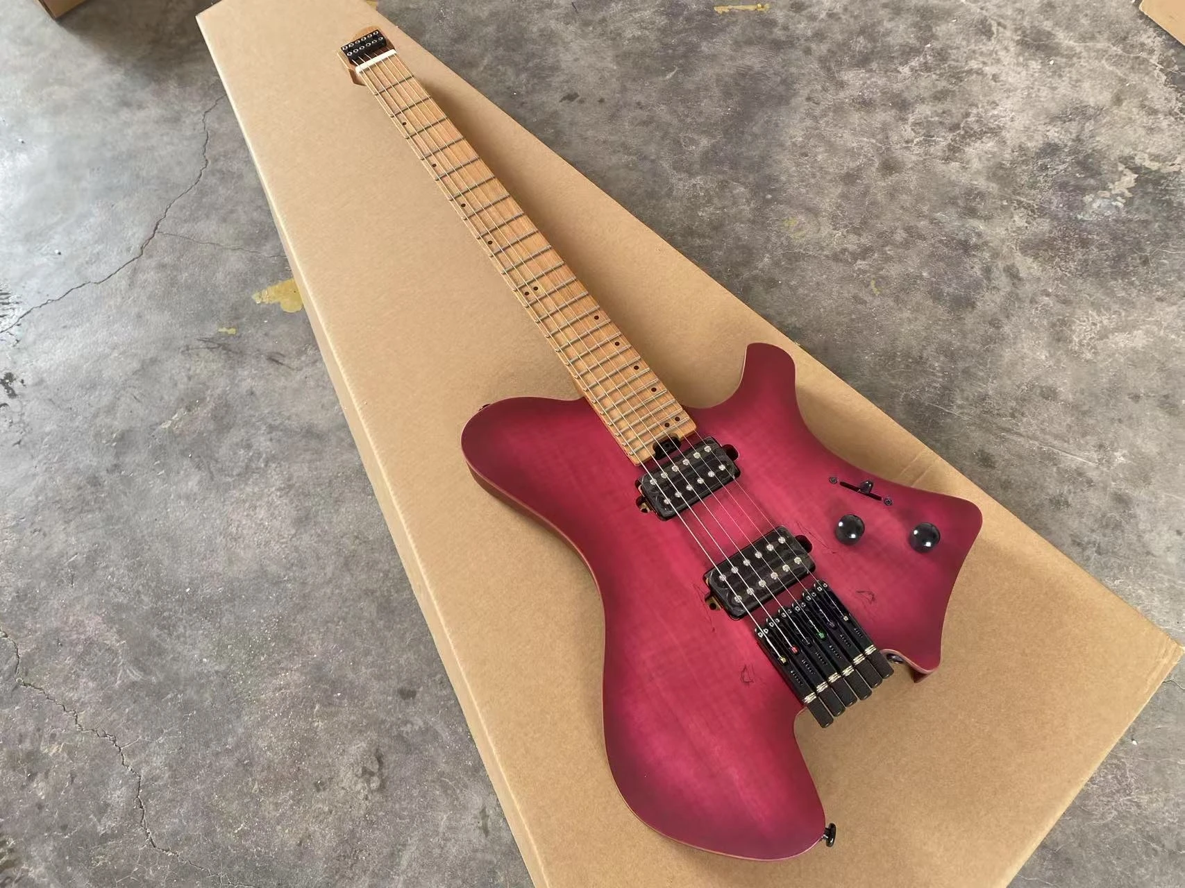 Acepro-Guitarra Elétrica Headless, Gloss roxo Koa Top, trastes de aço inoxidável, assado Bege pescoço, Preto Hardware