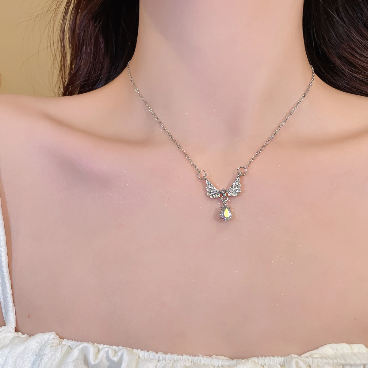 Delikatny naszyjnik z zawieszką w kształcie anielskich skrzydeł w stylu light luxury, modna biżuteria damska, wykwintny naszyjnik z kamieniem księżycowym na obojczyk, subtelna biżuteria ślubna E — zdjęcie 5