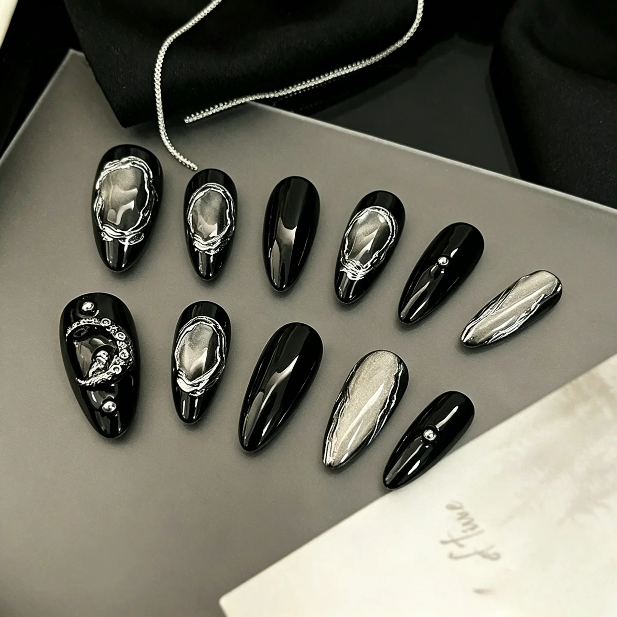 10 faux ongles en forme d'amande pressés à la main, magnifiques faux ongles, effet miroir magique noir et argenté, adaptés aux femmes