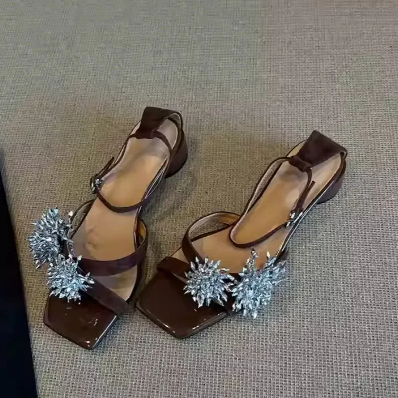

Новые женские сандалии с бриллиантами и цветами, модные пикантные женские туфли на среднем каблуке с квадратным носком, банкетное платье