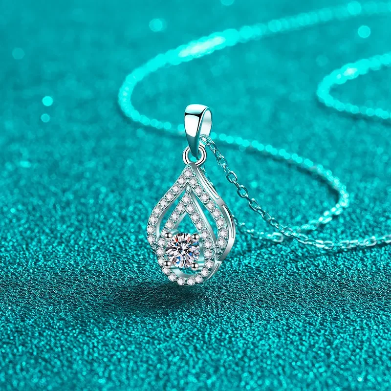 18K gold inlaid diamond women's water droplet hollow pendant 0.3 carat moissanite PT950 platinum fashionable collarbone chain