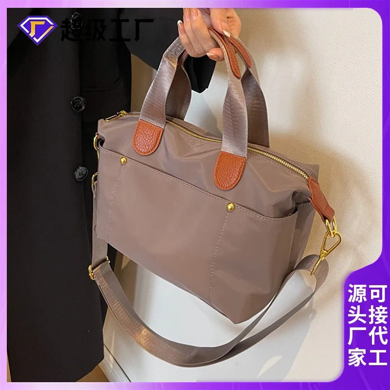 Bolso Tote de Nailon Color Taupe para Mujer con Detalles en Cuero, Cierre de Cremallera Dorada, Bolso Casual de Hombro y Bandolera para el Trabajo, Uso Diario y Viajes