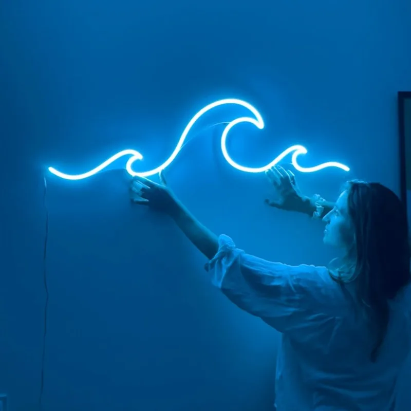 

Уникальная светодиодная неоновая вывеска с дизайном в виде маленьких волн, работающая от USB, для удобного крепления. Идеально подходит для украшения дома, идеально для Рождества.